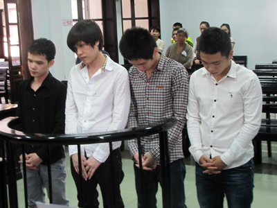 Từ trái qua, các bị cáo: Đông, Chiến, Lâm, Minh.