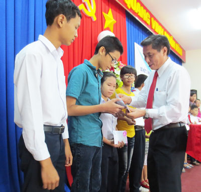 Đồng chí Lê Đức Vinh trao học bổng cho trẻ em nghèo  vượt khó học giỏi.