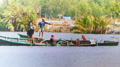 Bắt quả tang khai thác cát trái phép trên sông Tắc