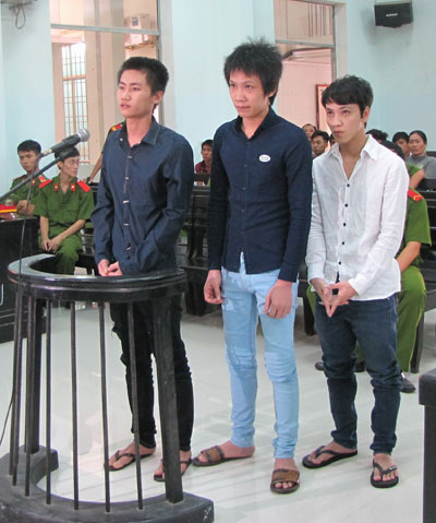 Từ trái qua, 3 bị cáo: Hải, Đó, Hiếu tại phiên tòa.