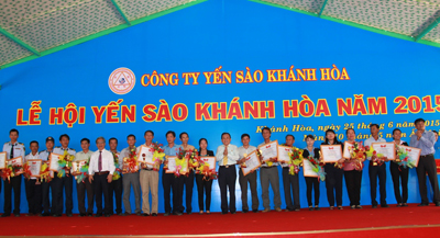 Ông Lê Xuân Thân cùng lãnh đạo Công ty Yến sào Khánh Hòa tặng giấy khen cho 28 cá nhân xuất sắc tiêu biểu ngành nghề yến sào năm 2015