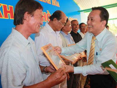 Ông Lê Hữu Hoàng, Tổng Giám đốc Công ty Yến sào Khánh Hòa tặng giấy khen cho các hội viên hội cự cán bộ công nhân viên của công ty
