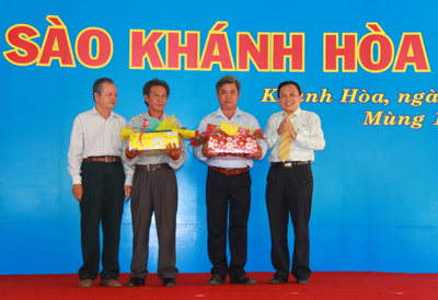 Ông Lê Hữu Hoàng tặng quà cho chi tộc họ Lê ở phường Vĩnh Nguyên và phường Phước Hải