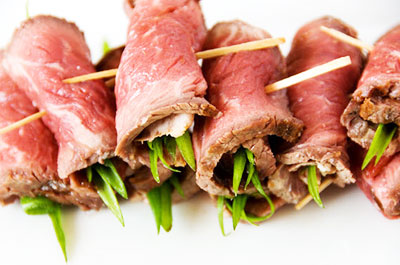 Bò nướng cuộn lá hành giúp cả nhà ngon miệng