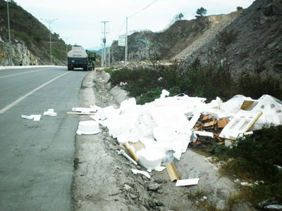 Rác xốp đổ bừa bãi trên đường