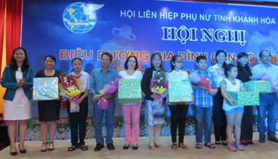 Các gia đình được biểu dương và tặng quà tại hội nghị.
