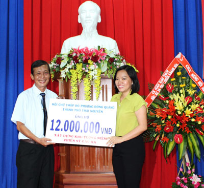 Tiếp nhận 12 triệu đồng xây dựng Khu tưởng niệm chiến sĩ Gạc Ma