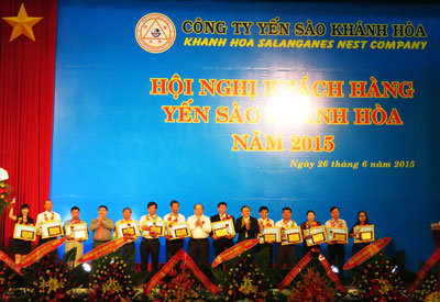 Lãnh đạo Công ty Yến sào Khánh Hòa cùng lãnh đạo Văn phòng UBND tỉnh trao giải cho các nhà phân phối tiêu biểu.