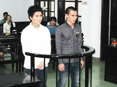 Hai bị cáo trước Tòa
