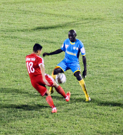 Uche (áo xanh) và các đồng đội sẽ có một trận đấu không hề dễ dàng.