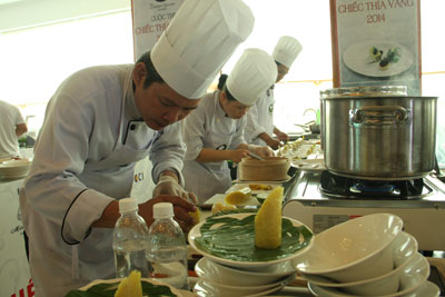 Các đầu bếp thi tài trong vòng sơ kết cuộc thi Chiếc thìa vàng 2014 tại Nha Trang. 