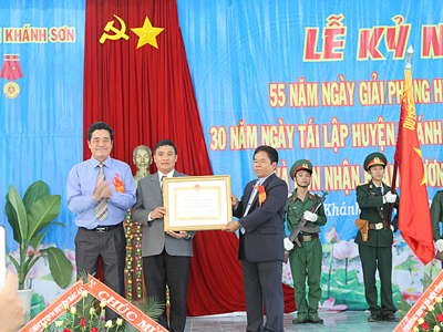 Đồng chí Lê Thanh Quang thừa ủy quyền của Chủ tịch nước trao Huân chương Lao động hạng Ba cho đại diện nhân dân và chính quyền huyện Khánh Sơn.
