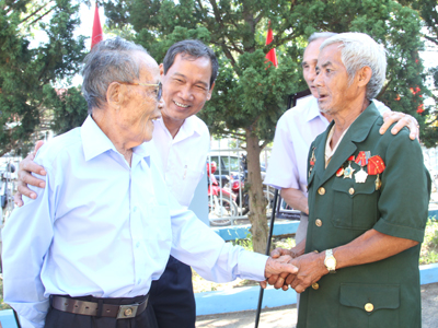 Anh hùng lực lượng vũ trang Bo Bo Tới (bìa phải) về tham dự buổi lễ.