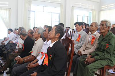 Các đại biểu người dân tộc Raglai tại buổi lễ.