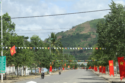 Hệ thống giao thông ở Khánh Sơn đã được đầu tư xây dựng kiên cố.