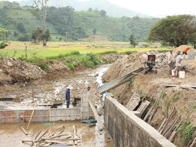 Xây dựng kênh mương thủy lợi ở xã Ba Cụm Bắc.