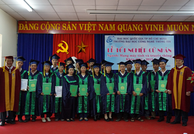 Các học viên nhận bằng cử nhân.