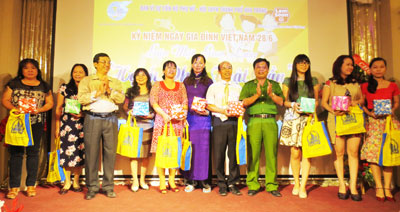 Các gia đình tiêu biểu  được biểu dương và tặng quà  tại buổi giao lưu.