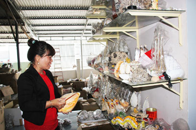 Nhiều cơ sở ốc mỹ nghệ ở TP. Nha Trang đang phải sản xuất cầm chừng.