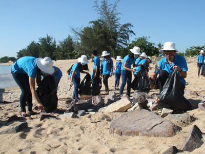 Các tình nguyện viên thu gom rác dọc bờ biển.