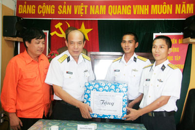 Kết thúc chuyến công tác đưa thân nhân đi thăm cán bộ, chiến sĩ tại Trường Sa