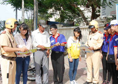 Lực lượng Cảnh sát giao thông TP. Nha Trang và các tình nguyện viên hướng dẫn thí sinh, người nhà các điểm lưu trú.