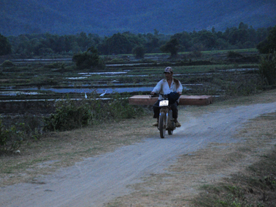 Một đối tượng vận chuyển gỗ bằng xe máy qua thôn Bình Lộc 2 (xã Vạn Bình) - ảnh minh họa.
