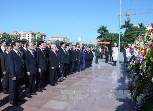 Đoàn đại biểu Đảng, Nhà nước, Mặt trận Tổ quốc và tỉnh Hưng Yên dâng hoa tại tượng đài Tổng Bí thư Nguyễn Văn Linh. Ảnh: TTXVN