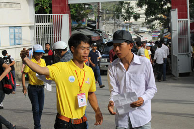 Sinh viên tình nguyện tư vấn cho thí sinh và người nhà