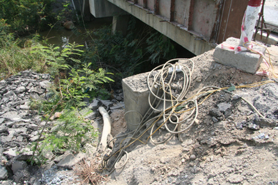 Dây dẫn điện nằm ngổn ngang phía bên trên con suối.