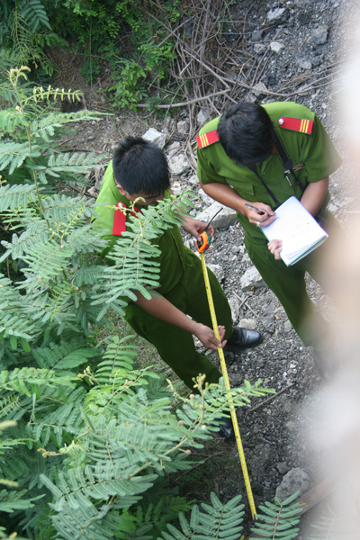 Công an tiến hành khám nghiệm hiện trường để điều tra vụ việc.