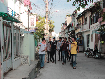 Sinh viên tình nguyện dẫn thí sinh từ Phú Yên vào dự thi đến nơi ở trọ
