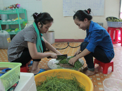 Sinh viên tình nguyện tham gia nấu ăn cho thí sinh ở chùa Long Sơn. Ảnh: K.D