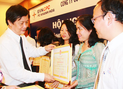  Đồng chí Trần Sơn Hải - Phó Chủ tịch Thường trực UBND tỉnh  tặng bằng khen cho các tập thể, cá nhân xuất sắc  của công ty năm 2015.