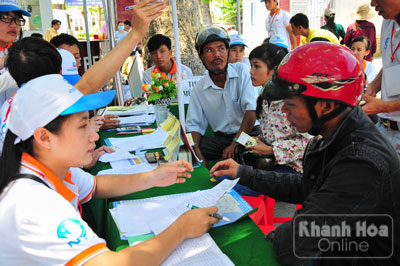 Sinh viên tình nguyện Trường Đại học Nha Trang tư vấn tiếp sức tại cổng trường.