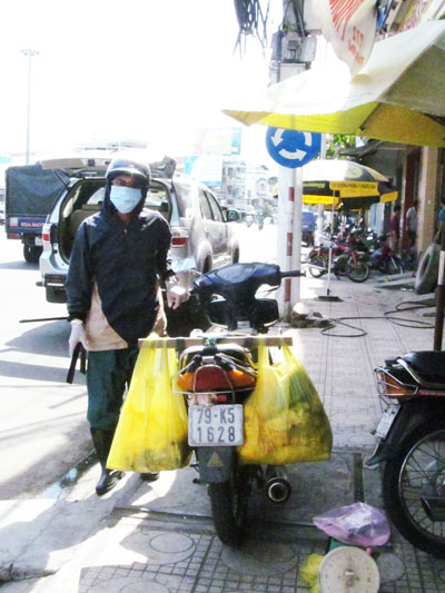 Rác thải y tế được vận chuyển bằng xe máy về nơi xử lý.