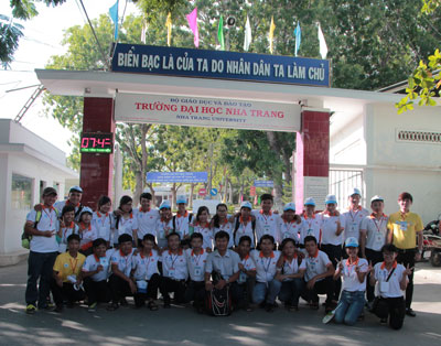 Đội Tiếp sức mùa thi tại điểm thi Trường Đại học Nha Trang. 