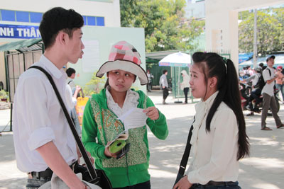 Thí sinh trao đổi với nhau sau môn thi đầu tiên tại điểm thi THCS Trần Quốc Toản (Nha Trang).