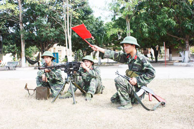 Huấn luyện  sử dụng súng DKZ. (Ảnh  do  Bộ Chỉ huy  Quân sự tỉnh cung cấp)