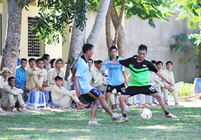 Các vận động viên tranh tài môn bóng đá.