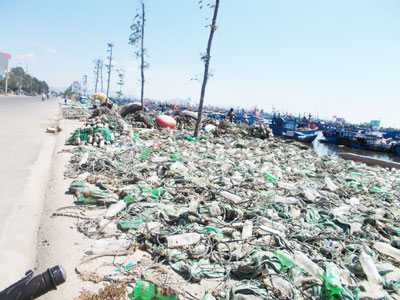 Vỉa hè, bờ kè sông Quán Trường bị chiếm dụng