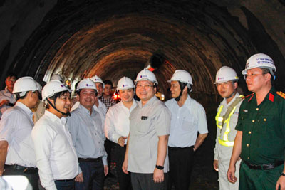 Phó Thủ tướng Hoàng Trung Hải kiểm tra tiến độ dự án hầm đường bộ Đèo Cả