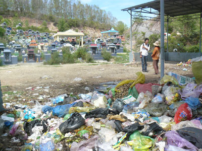 Xã Diên Lạc: Xây bãi tập kết rác trong nghĩa trang