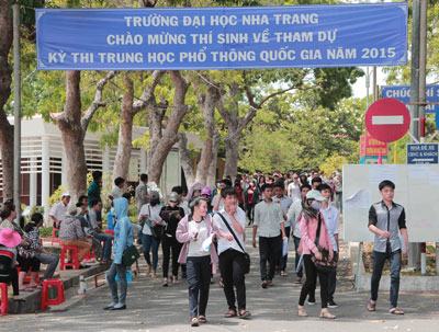 Các thí sinh kết thúc môn thi Địa lý tại điểm thi Trường Đại học Nha Trang.