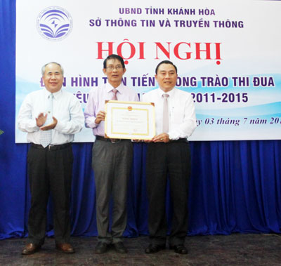 Đồng chí Đào Công Thiên trao bằng khen của UBND tỉnh cho Sở Thông tin và Truyền thông.