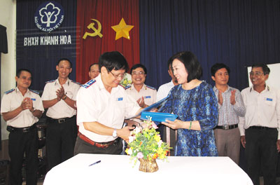 Đại diện 2 đơn vị trao đổi bản ký kết quy chế phối hợp.