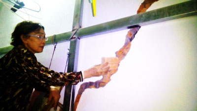 Một góc căn nhà bị nứt của gia đình bà Lê Thị Kim Anh (ảnh chụp ngày 1-7).