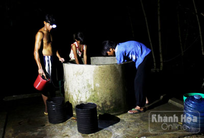 Đêm đã về khuya, nhiều người dân Suối Phèn tranh thủ ra giếng lấy nước.