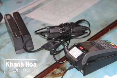Thiết bị điện tử mà đối tượng dùng để cà thẻ bị cơ quan Công an tỉnh Khánh Hòa thu giữ.