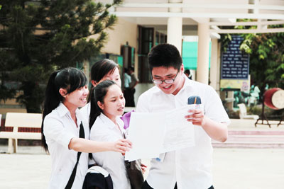 Thí sinh trao đổi tại điểm thi Trường Cao đẳng Sư phạm Nha Trang. 